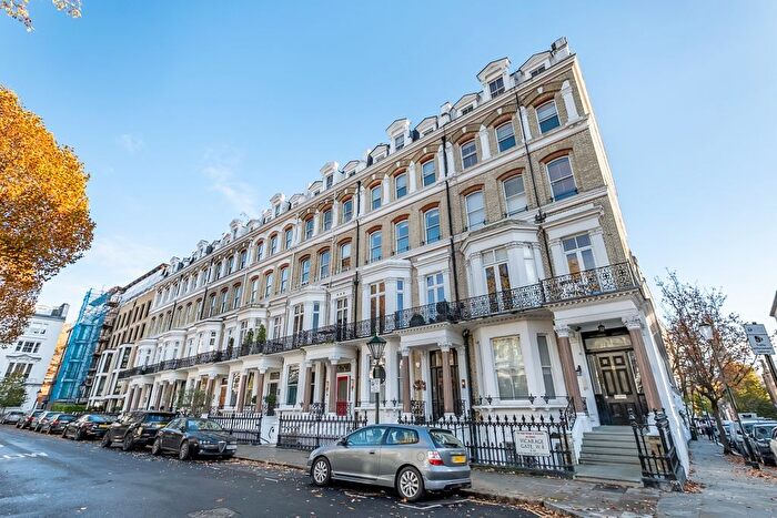 2 Bedroom Flat To Rent In Vicarage Gate, London, W8