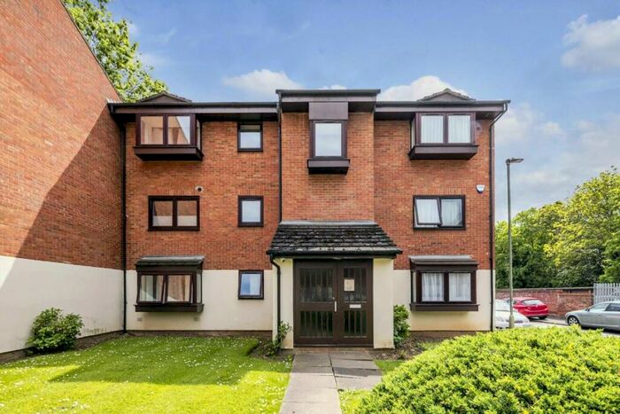 2 Bedroom Flat To Rent In Wheatley Close, Hendon, NW4