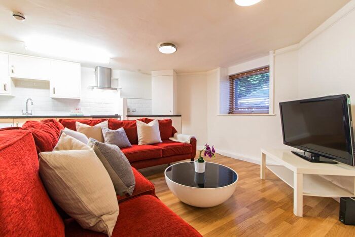 6 Bedroom Flat To Rent In Ladybarn Road, Manchester, M14