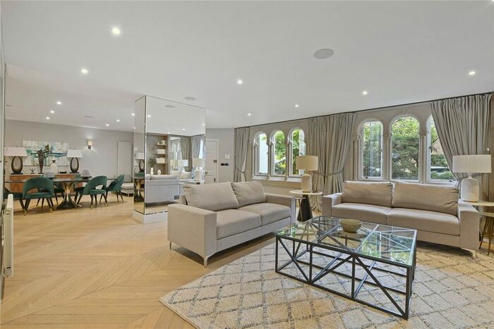 3 Bedroom Flat To Rent In Hill Street, London, W1J