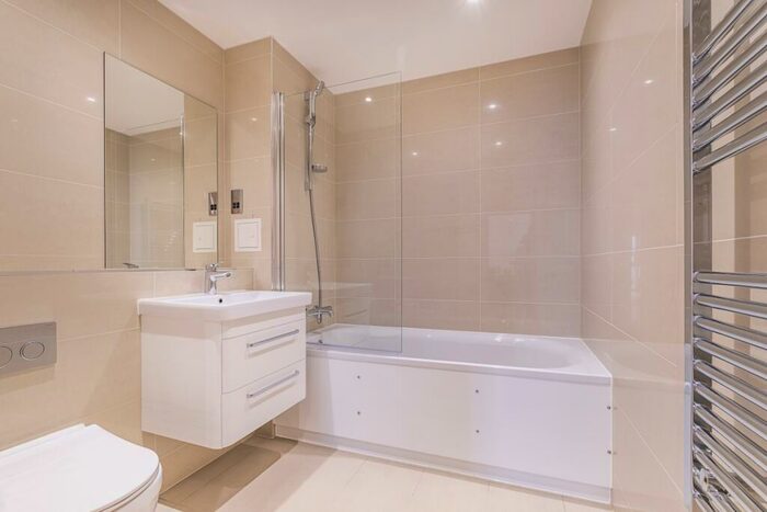 2 Bedroom Flat To Rent In Mast Quay London, SE18