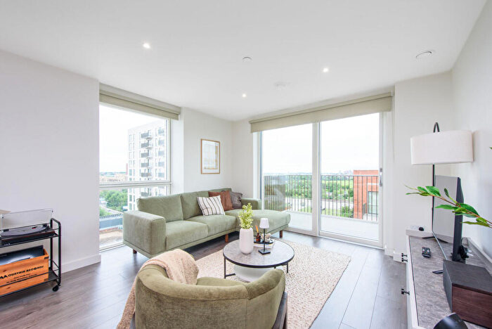3 Bedroom Flat To Rent In The Watermint, Hendon, London, NW9