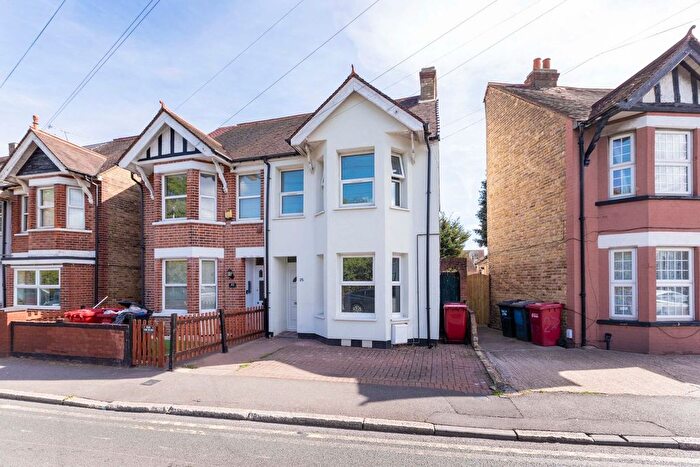 3 Bedroom Semi Detached House For Sale In Ragstone Road, Slough, SL1