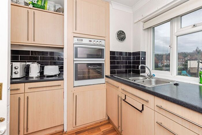 2 Bedroom Flat For Sale In Eastwood Nook, Leeds, LS14