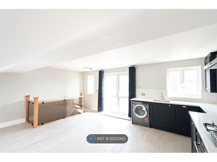 3 Bedroom Maisonette To Rent In Goldsboro Road, London, SW8