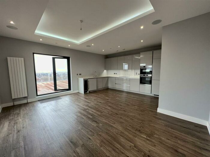 2 Bedroom Apartment To Rent In Victoria Avenue, Southend-On-Sea, SS2