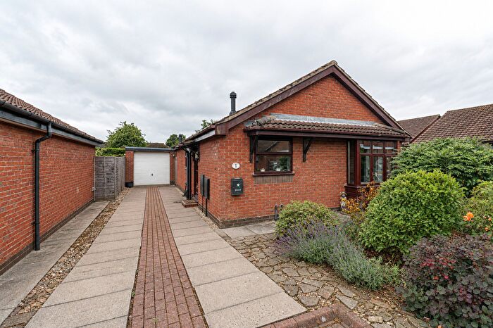 2 Bedroom Detached Bungalow For Sale In Old School Drive, Hibaldstow, DN20