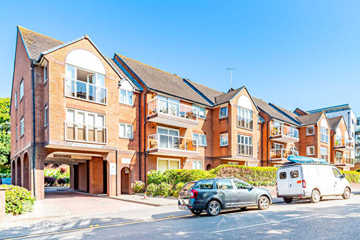 2 Bedroom Flat To Rent In Sea Road, Bournemouth, BH5