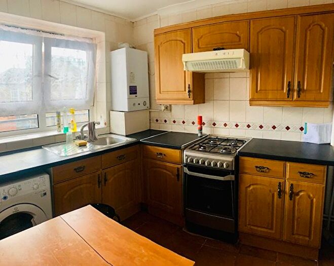 3 Bedroom Flat To Rent In Whiston Road, Hackney, E2