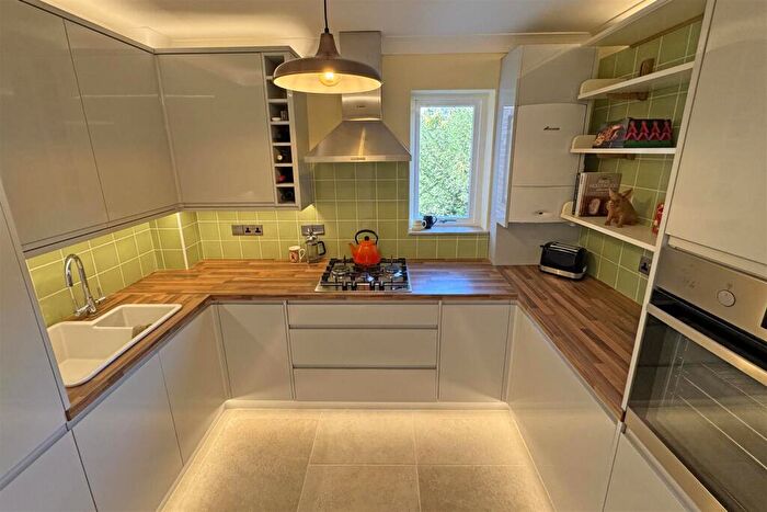 2 Bedroom Flat For Sale In Godalming, GU7