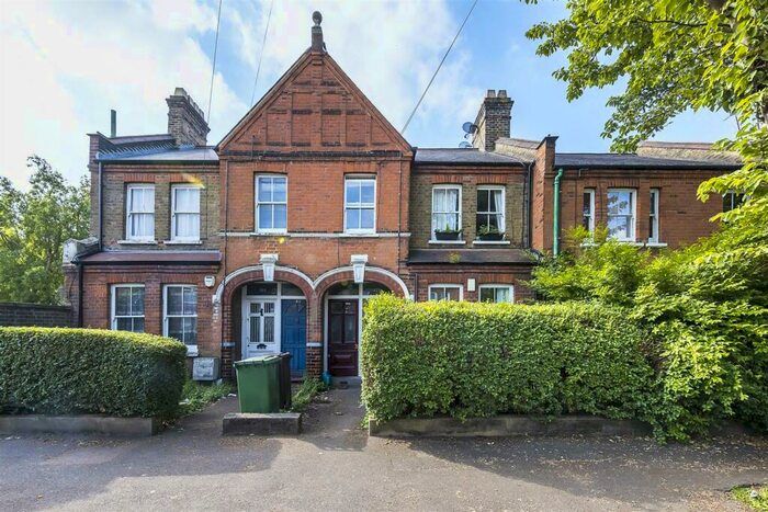 2 Bedroom Maisonette To Rent In Warner Road, Walthamstow, London, E17