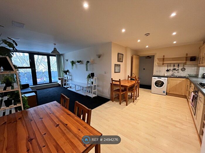 2 Bedroom Flat To Rent In Streamline Court, London, SE22