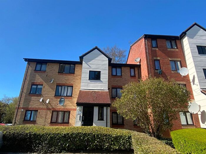 Studio To Rent In Magpie Close, Enfield, EN1