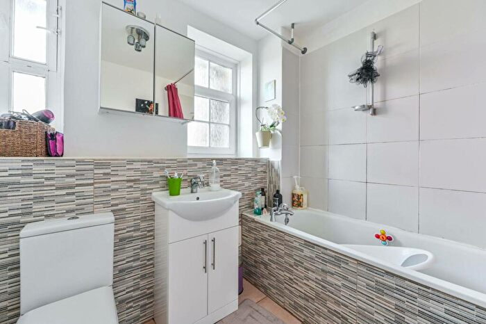 1 Bedroom Flat For Sale In Clayton Street, Oval, London, SE11