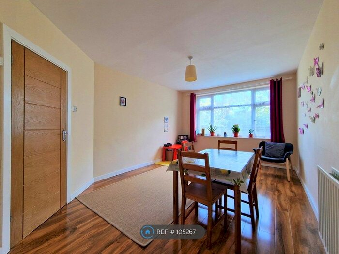 2 Bedroom Flat To Rent In Newbury Park, Ilford, IG2