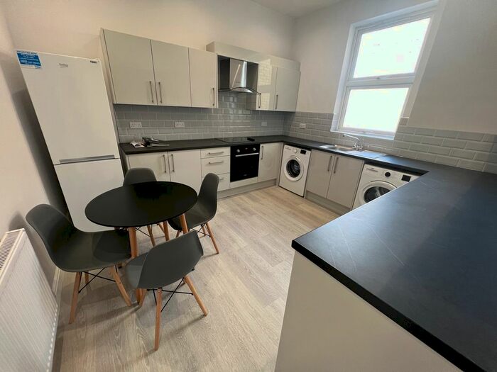 3 Bedroom Flat To Rent In Uxbridge Road, London, W12