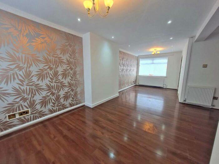 3 Bedroom Town House To Rent In Berkshire Close, Chadderton, OL9