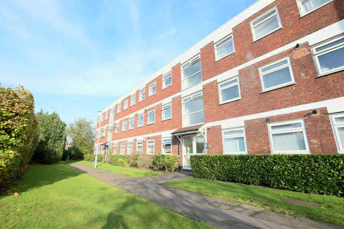 2 Bedroom Flat To Rent In Poplar Way, Barkingside, IG6