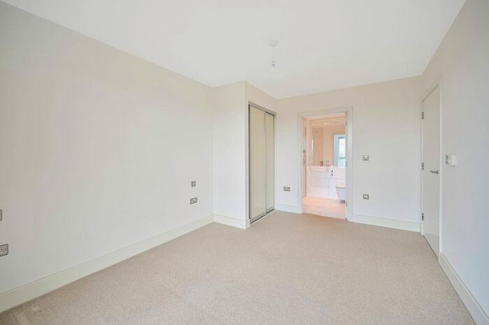 2 Bedroom Flat To Rent In Lakeside Drive, Park Royal, London, NW10