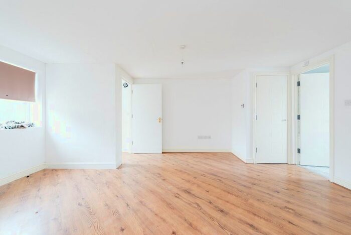 2 Bedroom Flat To Rent In Jayveer Villas, Kareena Close, Hornchurch RM12