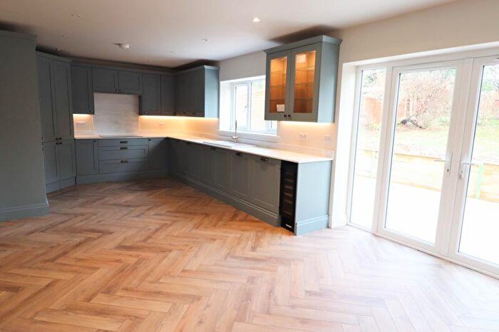 4 Bedroom Detached House For Sale In Maytree Avenue, Worthing, BN14