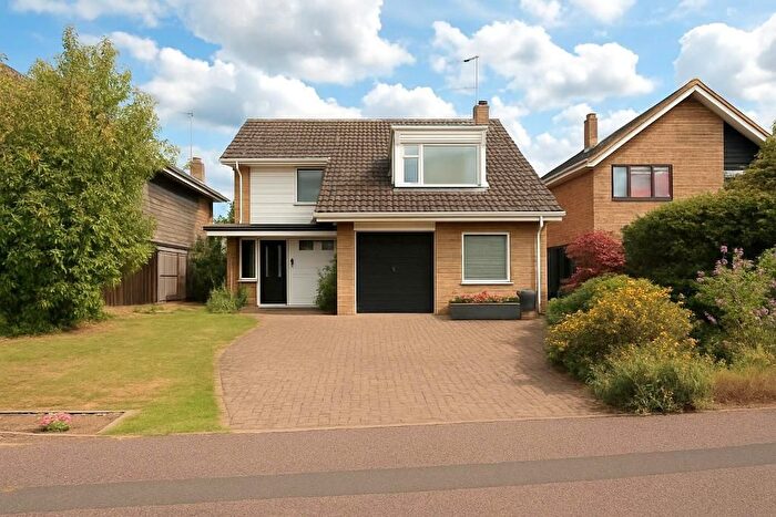 4 Bedroom Detached House For Sale In Washbrook Close, Barton Le Clay, Bedfordshire, MK45