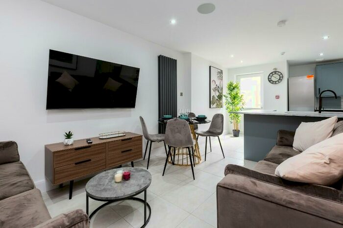 5 Bedroom Terraced House To Rent In Strathcona Road, L15