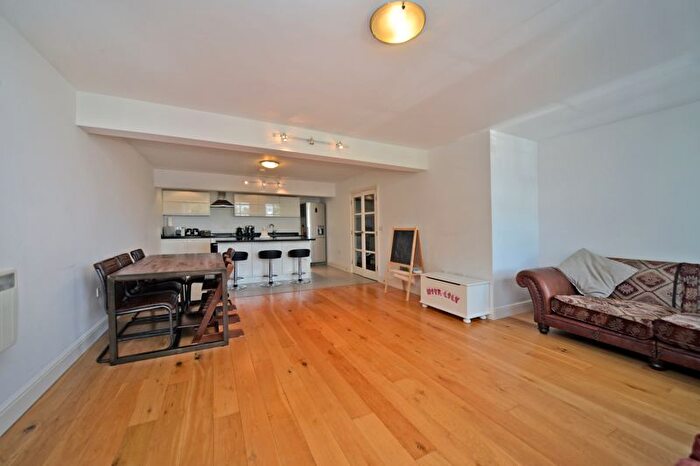 2 Bedroom Flat To Rent In Walton Road, East Molesey, KT8