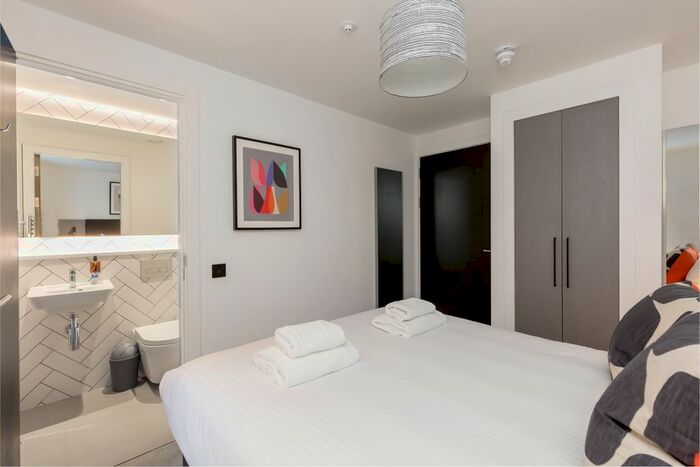 2 Bedroom Flat To Rent In Market Street, Edinburgh, EH1