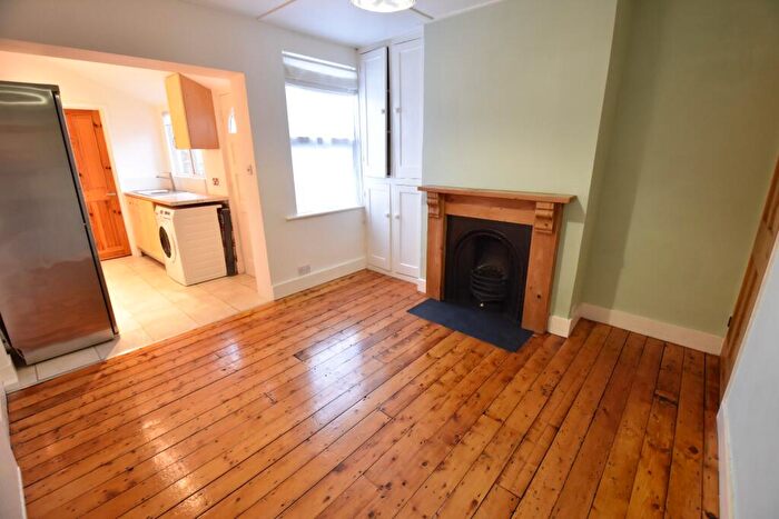 3 Bedroom End Of Terrace House For Sale In Old Bedford Road, Luton, Bedfordshire, LU2