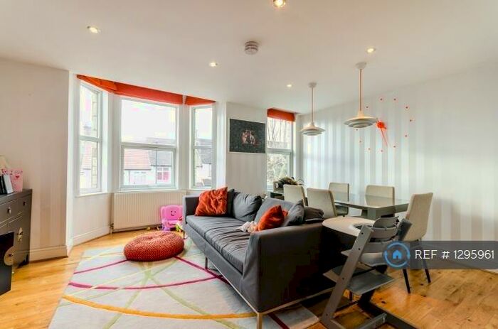 3 Bedroom Flat To Rent In St. Mary's Road, London, SE25