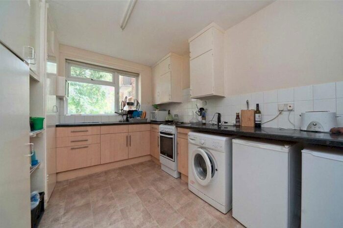 3 Bedroom Property To Rent In Scrutton Close, London, SW12