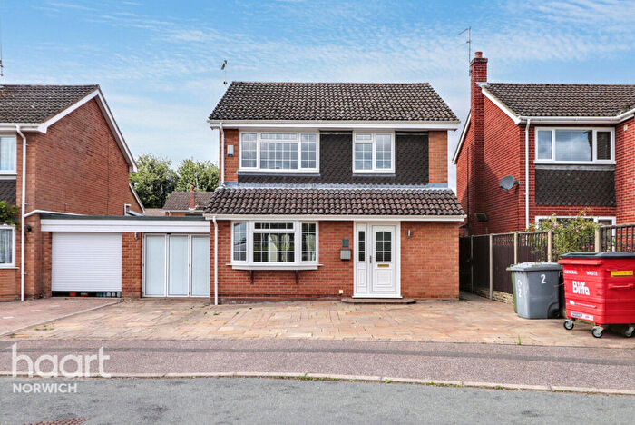 4 Bedroom Link Detached House For Sale In Hunters Close, Norwich, NR13