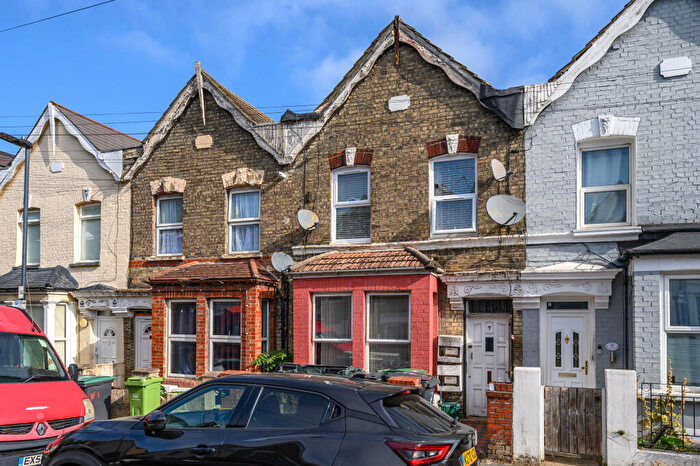 1 Bedroom Flat To Rent In First Floor Flat, Candler Street, Tottenham, Haringey, London, N15
