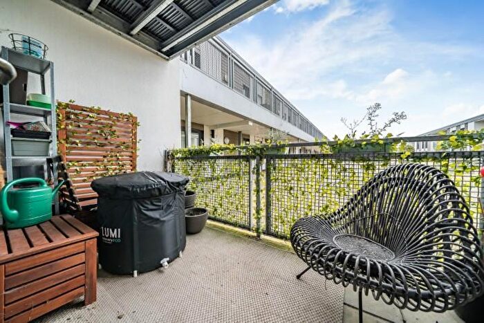 1 Bedroom Flat For Sale In Aspect Place, Mole Road, Hersham, KT12