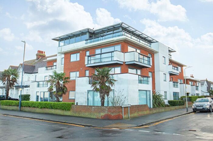 2 Bedroom Flat For Sale In Graystone Road, Whitstable, Kent, CT5