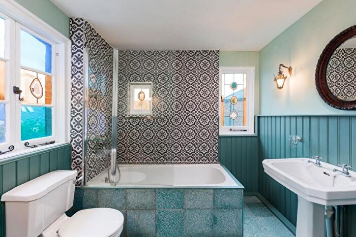 2 Bedroom Flat For Sale In Prince Of Wales Drive, London, SW11