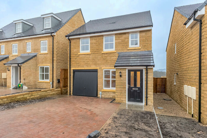 3 Bedroom Detached House To Rent In Poppy Avenue, Netherton, Huddersfield, HD4