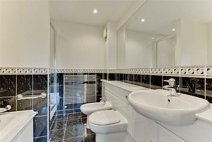 3 Bedroom Flat To Rent In Old Avenue, Weybridge, KT13