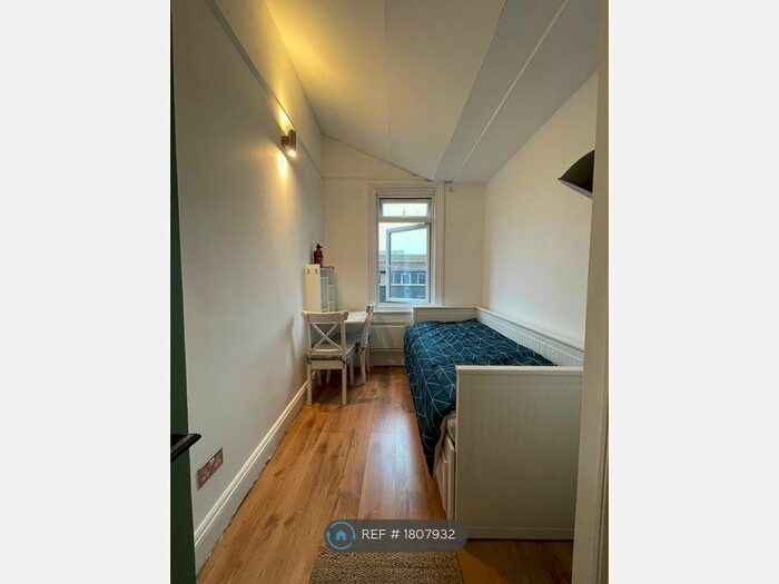 Studio To Rent In Clapham Park Road, London, SW4