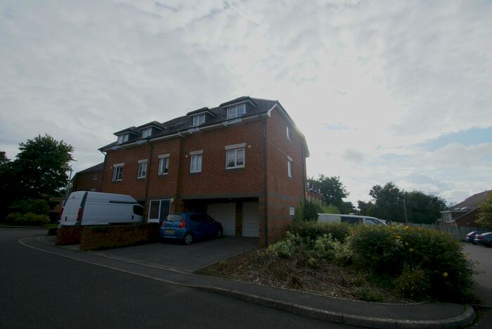 1 Bedroom Flat To Rent In Vincent Drive, Andover, SP10