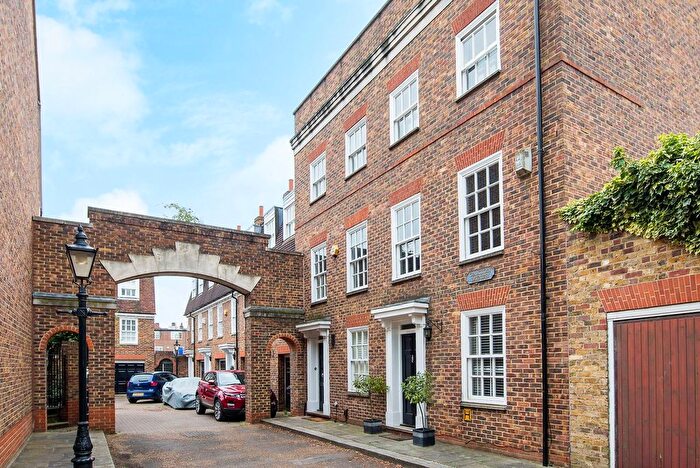 4 Bedroom Property To Rent In Caxton Mews, Brentford, TW8