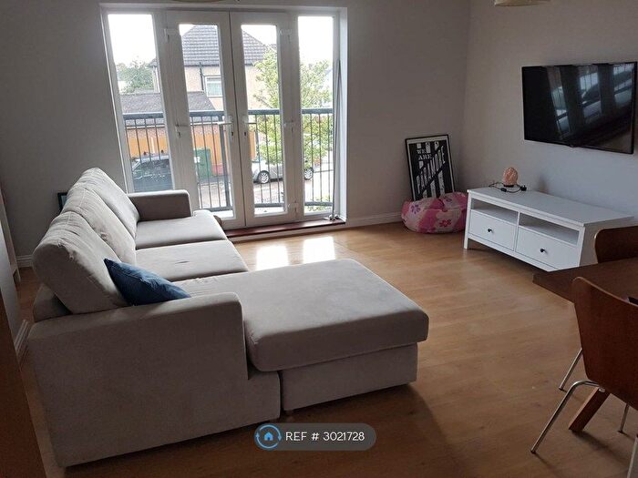 2 Bedroom Flat To Rent In Cobalt Court, St Albans, AL1