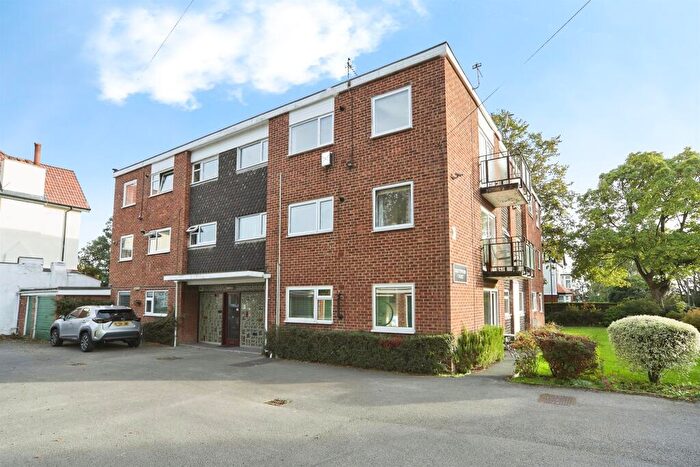 1 Bedroom Flat For Sale In North Parade, Leeds, LS16