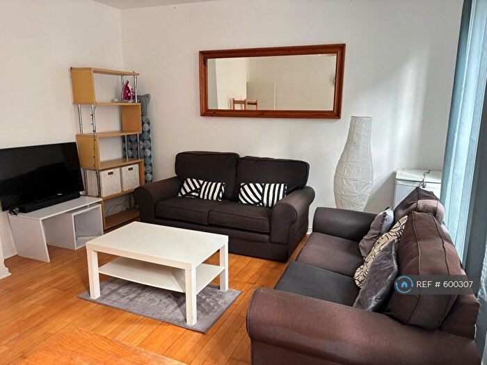 3 Bedroom Flat To Rent In White House, London, SW11