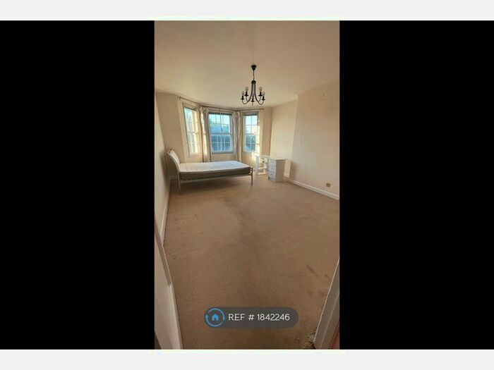 3 Bedroom Flat To Rent In Queensborough Court, London, N3