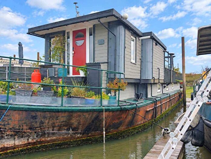 2 Bedroom Houseboat For Sale In Vicarage Lane, Rochester, ME3