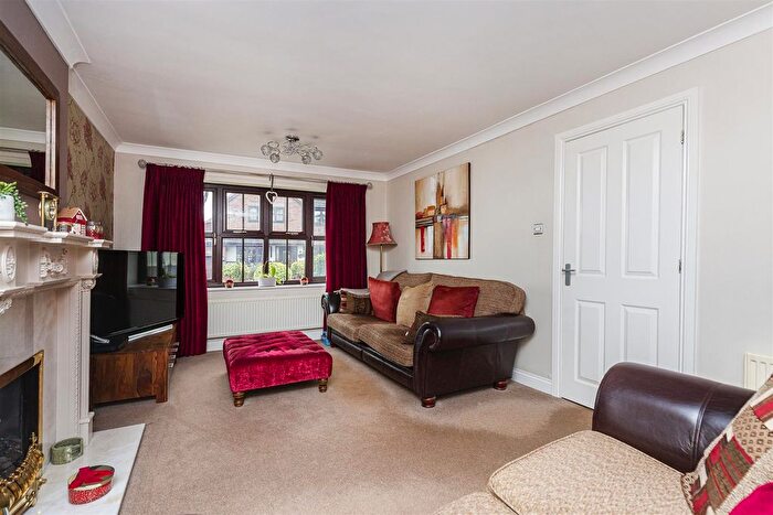 4 Bedroom Detached House For Sale In Spring Bank Drive, Liversedge, WF15