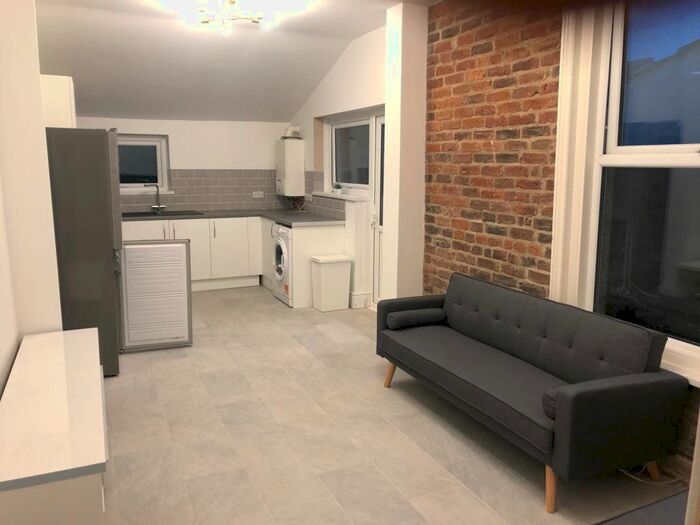 5 Bedroom Detached House To Rent In Bradford Road, Southsea, Hampshire, PO5