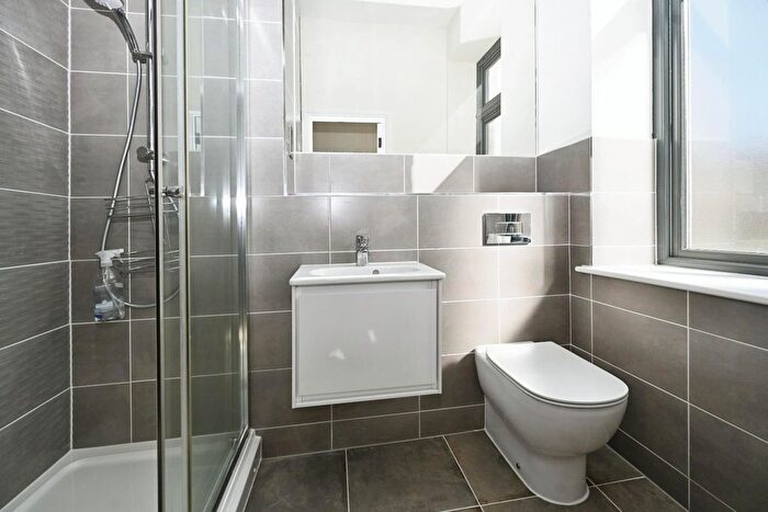 2 Bedroom Flat To Rent In Dyehouse Walk, Yeadon, Leeds, LS19